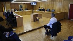 En el juicio participan solamente dos hombres, el abogado defensor y su cliente. El resto (la procuradora de la defensa, la fiscal, las tres acusaciones particulares y las tres magistradas del tribunal) son mujeres