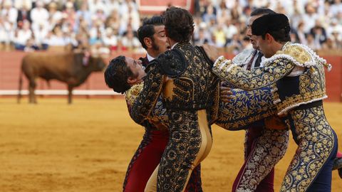 Morante de la Puebla sufri� una grave cogida en la plaza de la Maestranza en Sevilla