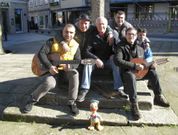 <span lang= es-es >Los vencedores</span>. El a�o pasado fue, sin duda, el a�o de A Bayuca. Sus integrantes triunfaron en el festival meco y tambi�n en el de Pontevedra, de donde volvieron con el primer premio. Repetir doblete ser� dif�cil, pero no imposible. Ellos lo van a intentar. Tiene 17 a�os de historia sobre las tablas y muchas ganas. Tampoco les falta ingenio para elaborar las letras de sus canciones. 