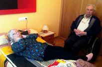 La v�ctima, junto a su esposo, horas despu�s de sufrir el asalto. 