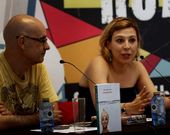 L�pez Silva particip� en una tertulia sobre su novela. 