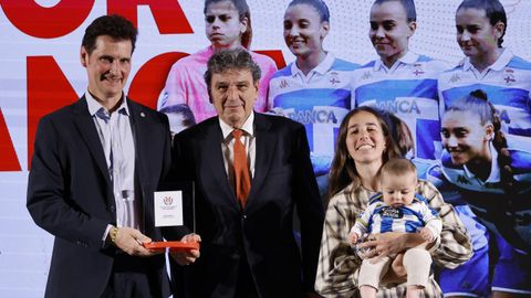 El D�por Abanca recibi� el premio a mejor iniciativa. La capitana Cris Mart�nez, con su hijo Nicol�s, y el consejero Vicente Fern�ndez recogieron el galard�n, que le entreg� el director gerente de La Voz, Santiago P�rez
