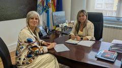 La diputada Patricia Iglesias, con la alcaldesa de Vimianzo, M�nica Rodr�guez