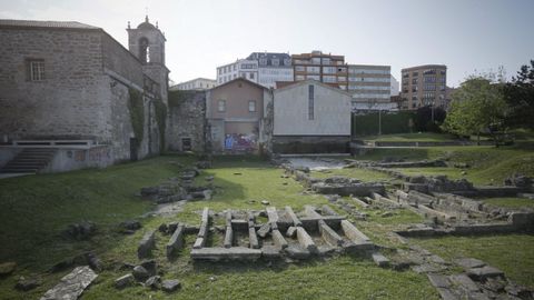 El convento de San Francisco se fundó a principios del siglo XIII, en los años de fundación de la ciudad por Alfonso IX, y hasta su despiece y traslado piedra a piedra en 1963, fue un espacio cardinal en la historia urbana. Sus ruinas, cubiertas de tumbas, constituyen el yacimiento más valioso de A Coruña después de la Torre y el castro de Elviña.