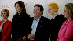 Nieves �lvarez y Bimba Bos�, con el alcalde Carlos Negreira en la inauguraci�n de Tenda