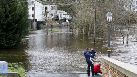 La crecida del río Miño a su paso por Lugo anega la zona del balneario.