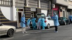 Equipos de sanitarios re�nen pruebas en el edificio cuyos inquilinos est�n en confinamiento en Monforte