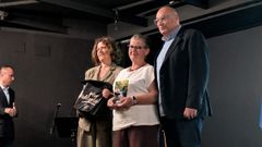Rosana Garc�a, diputada provincial, Margarita Fraga, madre de Alicia Fern�ndez, y Alberto Gonz�lez, alcalde de Valdovi�o