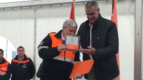 Jornada de convivencia de agrupaciones de Protecc��n Civil en Allariz.Los voluntarios veteranos recibieron homenajes. Santiago Villanueva, director xeral de Emerxencias, agradeci� el trabajo de todos y, en particular, de Juan M�guez.