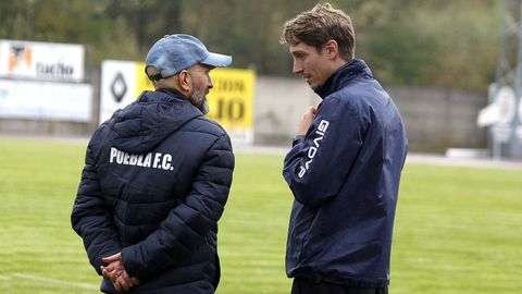 Los tcnicos de Puebla y Noia, Anxo Casalderrey e Ivn Carril, charlan durante el derbi del pasado curso en el Julio Mato Matito - San Lzaro