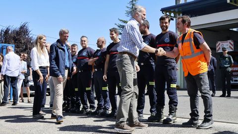 Los reyes saludando a representantes de los medios de extinción en Verín, junto a Rueda.