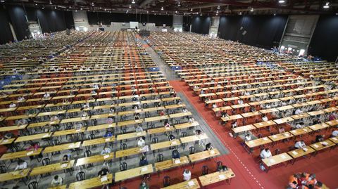 Opositores en un examen en el recinto ferial de Silleda.