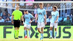 Los jugadores del Celta se lamentan tras uno de los goles del Friburgo.