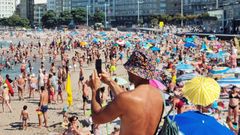 Las playas ms urbanas, como la coruesa de Riazor, estuvieron repletas durante el fin de semana hasta el punto de que a algunas horas del da ofrecan un aspecto ms propio de la costa mediterrnea, con todo cubierto de sombrillas y toallas.