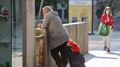 Un hombre descansando en una calle de Vigo