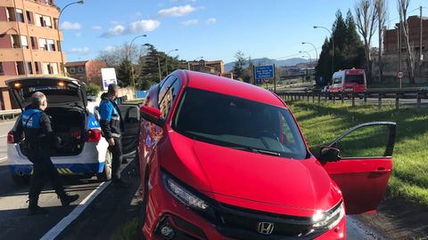 La conductora estrelló el coche contra un quitamiedos