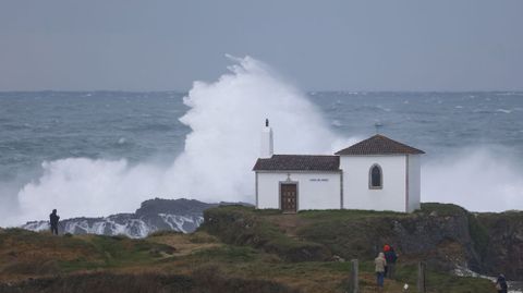 La ermita de la Virxe do Porto, en Meir�s, entre el imponente oleaje.