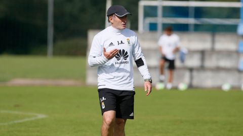 Anquela Real Oviedo Requexon Horizontal.Anquela durante el entrenamiento en El Requexon