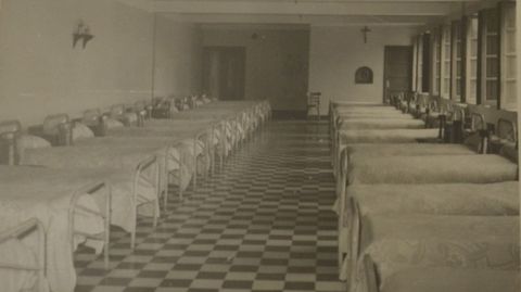 Dormitorio colectivo en un correccional. Ni las habitaciones ni los baos tenan espejos