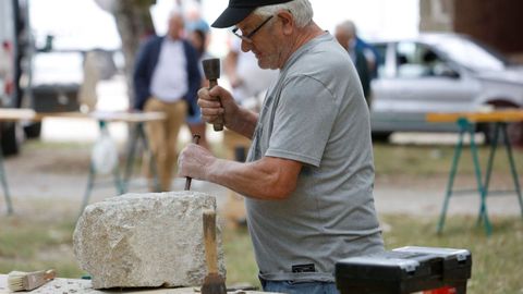 Uno de los canteros trabajando con el afamado granito de Parga