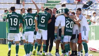 Jugadores y cuerpo t�cnico abraz�ndose en A Malata. 