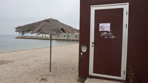 Unos carteles advert�an ayer de la prohibici�n de ba�arse en O Preguntoiro
