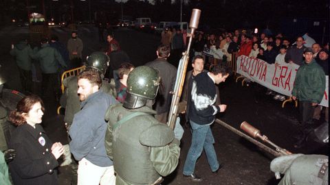Despliegue policial en Cabovila�o (A Laracha), el 30 de diciembre del 97, en la inauguraci�n de la v�a y del peaje.