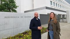 El portavoz municipal del PSOE de Pontevedra, Iván Puentes, con la diputada socialista Paloma Castro, ante la nueva residencia de mayores de A Eiriña