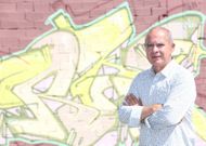 Xos� Regueira, onte, diante dun mural, situado cerca da zona do Berganti�os. 