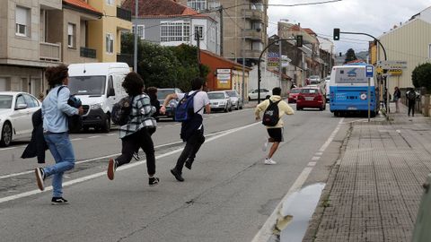 Imagen de archivo de varios j�venes corriendo para coger el autob�s. 