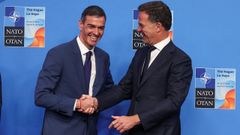 Pedro Snchez y Mark Rutte se saludan al inicio de la cumbre de la OTAN.