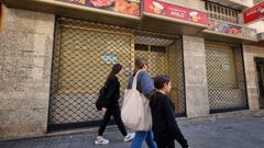Al menos doce restaurantes est�n domiciliados en este local de Avenida de Oza, que est� cerrado y en venta