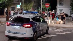 La Polic�a Local solicita a un grupo de j�venes concentrados en la calle Curros Enr�quez que se disuelva