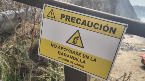 Se�al de peligro en el acceso a las playas de Gij�n