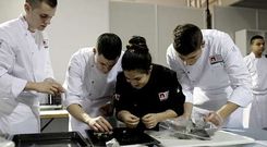 Alumnos de la escuela de hosteler�a �lvaro Cunqueiro colaboran con los equipos de los chefs en elaborar las tapas.