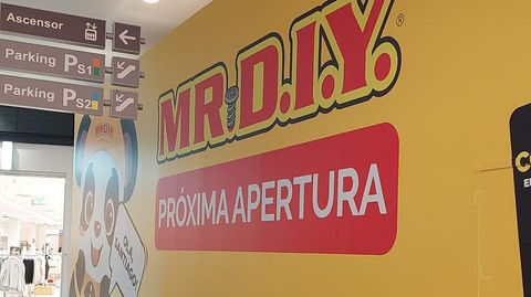 Un cartel anunciador en As Cancelas da cuenta de la llegada de Mr. DIY