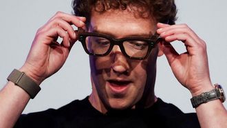 Zuckerberg, con las Ray-Ban Meta, su nuevo proyecto de gafas inteligentes