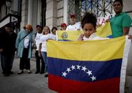 En las protestas de A Coru�a contra el r�gimen venezolano participan familias enteras.