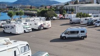 Decenas de autocaravanas este lunes en la explanada situada junto al pabell�n municipal