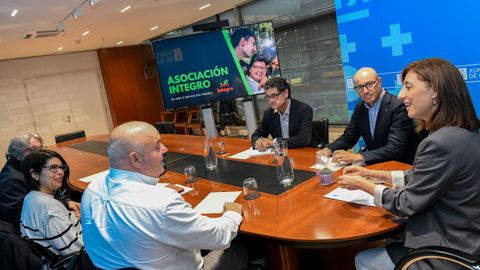 Representantes de ntegro y del Concello de Cabana, reunidos con la conselleira de Medio Ambiente