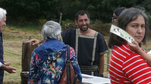 Francisco Alonso Toucido, el arque�logo que dirige las prospecciones en Proendos, tambi�n particip� en esta jornada de recreaci�n hist�rica