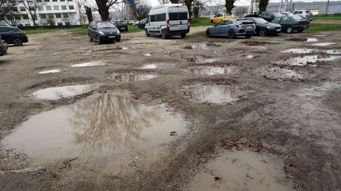 Parcela 1008, en febrero. El aparcamiento no oficial de Batallones, en Esteiro, plagado de baches.