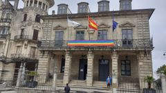 Banderas en la casa consistorial de Ribadeo, a finales del pasado junio