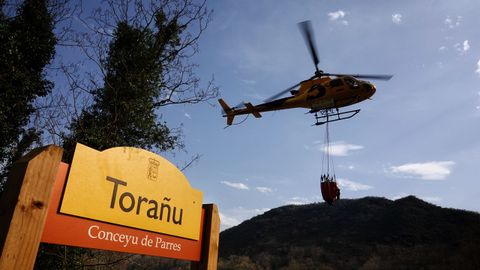 Bomberos de Asturias trabajan para extinguir las llamas en un incendio forestal