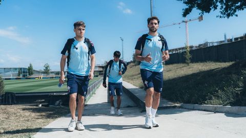 Los jugadores del Celta Aleix Febas, Javi Rueda y Miguel Rom�n, saliendo de la Cidade Deportiva Afouteza.