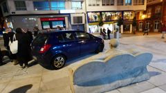 El veh�culo en medio de la plaza del Humor