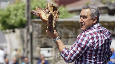 Poxa tradicional de cacholas e lacns de las fiestas en honra a san Antonio en Cualedro