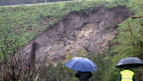 Una persona resulta herida tras derrumbarse un talud sobre una vivienda en O Morrazo