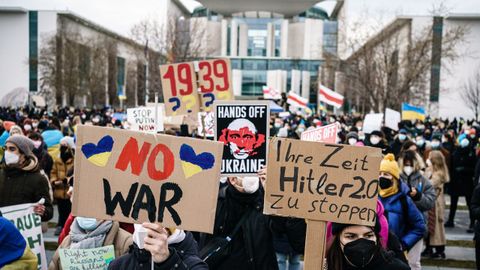 Personas protestan contra la operacin militar de Rusia en Ucrania, frente a la Cancillera en Berln, Alemania.