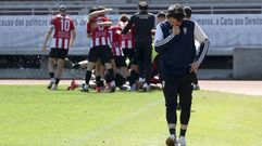 Los jugadores del Arteixo celebran el segundo gol y Secho Mart�nez muestra su descontento.